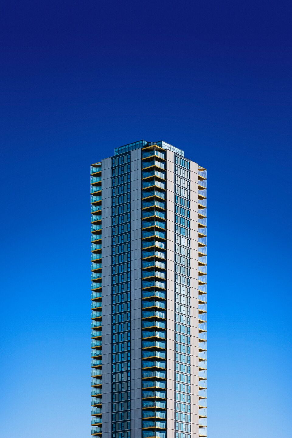 Moderne Architektur vor tiefblauem Himmel