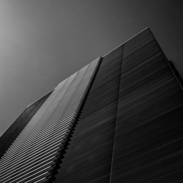 Moderne Architektur mit Farbverlauf im Himmel