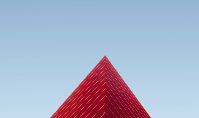 Moderne rote Architektur vor blauem Himmel
