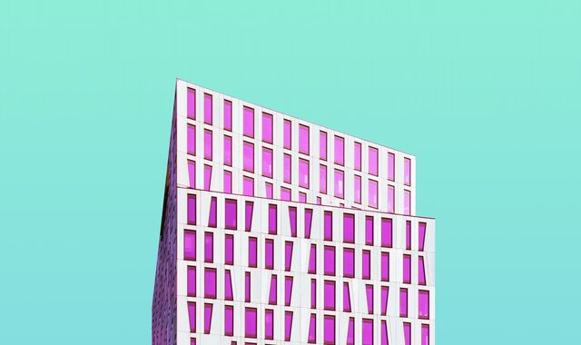 Moderne Architektur vor türkisem Himmel